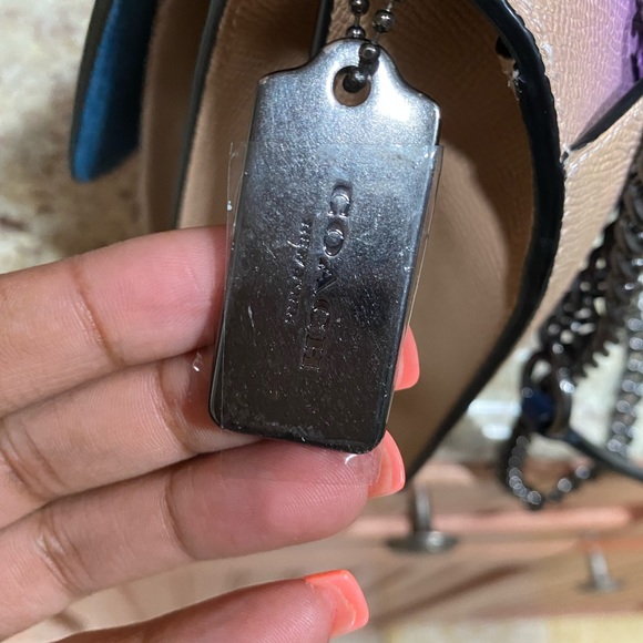 Coach - Picture 3 of 4